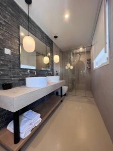 Ένα μπάνιο στο Hotel Roumani