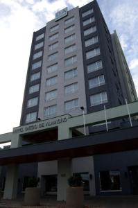 un grand bâtiment avec une horloge en haut dans l'établissement Hotel Diego de Almagro Temuco, à Temuco