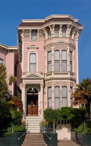 una casa rosa con escaleras delante en Inn San Francisco en San Francisco