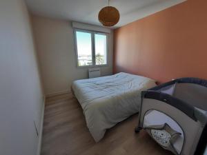 een kleine slaapkamer met een bed en een raam bij Appartement Bayonne, 3 pièces, 4 personnes - FR-1-239-736 in Bayonne