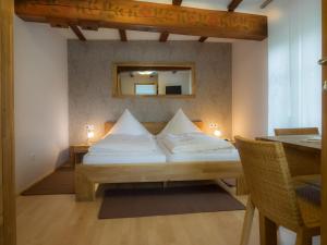 Uma cama ou camas num quarto em Gasthof zum Goldenen Kreuz