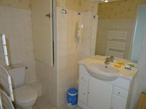 Salle de bains dans l'établissement Appartement Les Sables-d'Olonne, 1 pièce, 4 personnes - FR-1-92-915
