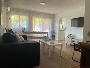 TV a/nebo společenská místnost v ubytování Kiama Palms on Collins