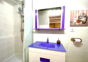 a bathroom with a purple sink and a mirror at La Clef des Songes - chambres climatisées - Sarlat Centre - Parking gratuit - Piscine, Spa et massages à 400mètres in Sarlat-la-Canéda +39 photos