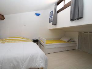 Habitación pequeña con cama y ventana en Appartement Saint-Cyprien, 2 pièces, 4 personnes - FR-1-309-313, en Saint-Cyprien