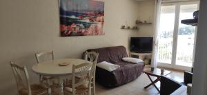 TV a/nebo společenská místnost v ubytování Appartement lumineux vue mer