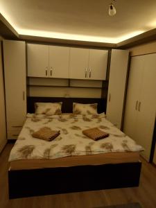 シビウにあるGarsoniera Nataliaの枕が2つ置かれたベッドのある寝室