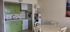 Kuchyň nebo kuchyňský kout v ubytování Appartement lumineux vue mer