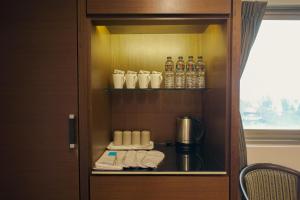 馬公市的住宿－松鶴雅緻商務旅館，一个带毛巾和瓶装水的橱柜