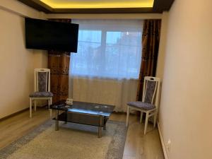 シビウにあるGarsoniera Nataliaのリビングルーム(テレビ、椅子2脚付)