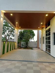 un patio vacío de un edificio con techo de madera en Sun Stone Hotel & Club - Jawai en Sheoganj