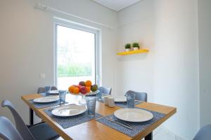 Posedenie v ubytovaní Kima: Relaxing beach home next to sparkling waters