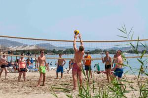 Hostia v ubytovaní Kima: Relaxing beach home next to sparkling waters