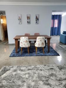 10月6日市にあるSpacious 3 bedroom apartment - FAMILIES ONLYの木製テーブル(椅子2脚付)