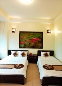 Giường trong phòng chung tại Tran Ly Hotel