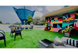 un patio con mesa y sillas en el césped en BluO 1BHK Salt Lake - Kitchen, Balcony, Parking ,Terrace, en Calcuta