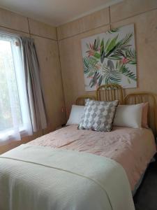 1 dormitorio con cama con almohada en Relax in Kenmure, en Dunedin