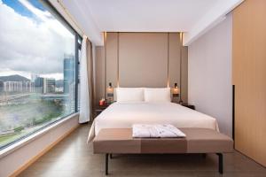 Atour Hotel Zhuhai Gongbei Fuhuali tesisinde bir odada yatak veya yataklar