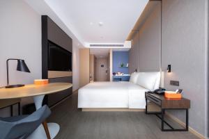 Atour Hotel Qingdao CBD Hangzhou Road tesisinde bir odada yatak veya yataklar