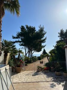 ein Tor mit Pflanzen und Bäumen am Strand in der Unterkunft Baglio Cracchiolo da Tuzzo - Casa Il Limone in San Vito lo Capo