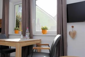 a dining room with a table and a window at Lieblingshaus Eddie in Prerow