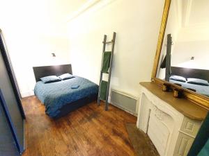 Una cama o camas en una habitación de Home Sweet Home Montmartre Felix Ziem