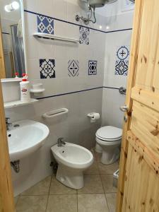Koupelna v ubytování Baglio Cracchiolo da Tuzzo - Casa Il Limone