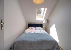 um pequeno quarto com uma cama no sótão em Apartament Sun & Ski Weekend Willa Nad Łomnicą 15 - centrum 100m em Karpacz