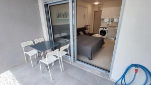 ein Zimmer mit Tisch und Stühlen und ein Schlafzimmer in der Unterkunft Antigona Nikiti in Nikiti