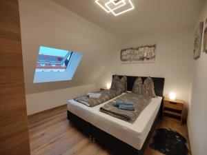 1 dormitorio con 1 cama en una habitación con ventana en Ferienwohnung Piroschka 2, en Gunzenhausen