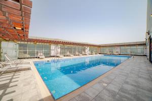 Bazén v ubytování Platinum Coast Hotel Apartments nebo v jeho okolí