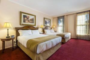 Forest Hill的住宿－坎特伯雷國際酒店，酒店客房设有两张床和窗户。