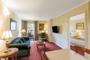 TV a/nebo společenská místnost v ubytování Canterbury International Hotel