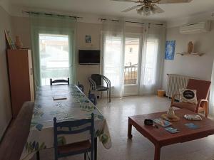 Fotografia z galérie ubytovania A Saint Cyprien, appartement rénové,250m de la mer v destinácii Saint-Cyprien + 1 fotografia