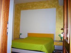 Lucantò tesisinde bir odada yatak veya yataklar