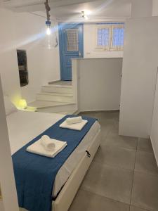 A bed or beds in a room at BIANCO BLUE