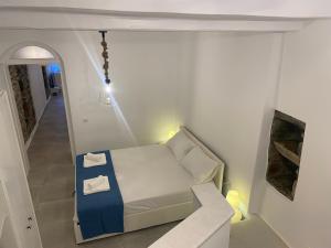A bed or beds in a room at BIANCO BLUE