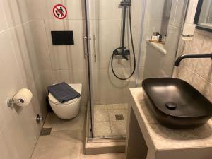 A bathroom at BIANCO BLUE