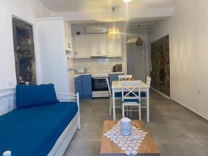 A kitchen or kitchenette at BIANCO BLUE