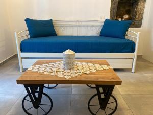 A seating area at BIANCO BLUE