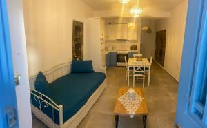A seating area at BIANCO BLUE