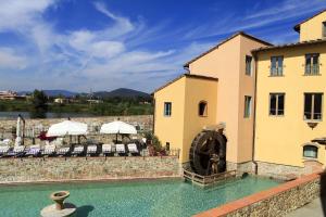 Basen w obiekcie Hotel Mulino di Firenze - WorldHotels Crafted lub w pobliżu