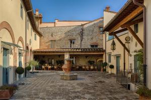 a courtyard with a fountain in the middle of a building at Hotel Mulino di Firenze - WorldHotels Crafted in Florence