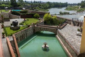 un puente sobre un río con agua verde en Hotel Mulino di Firenze - WorldHotels Crafted, en Florencia