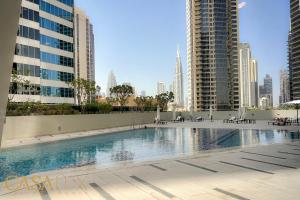 Kolam renang di atau di dekat Stunning STD Flat in DT, with Burj Khalifa view .