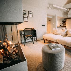 a living room with a fireplace and a couch at de Wever Lodge in Otterlo