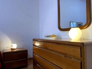 een dressoir met een spiegel en een lamp erop bij La Casa dei Nonni in Avigliano