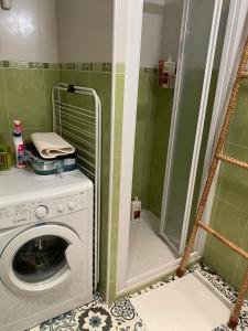 pralka w łazience z prysznicem w obiekcie Suite Alsace Lorraine FSHH w Nicei +12 zdjęć