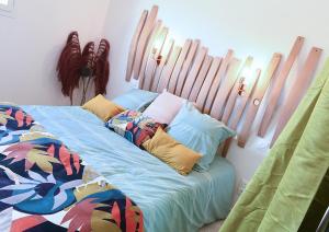 una cama con almohadas en una habitación en Guesthouse Simon Carretey SAUNA & SWIMMING-P, CALM, en Barsac