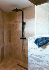 Habitación con baño con ducha. en Guesthouse Simon Carretey SAUNA & SWIMMING-P, CALM, en Barsac